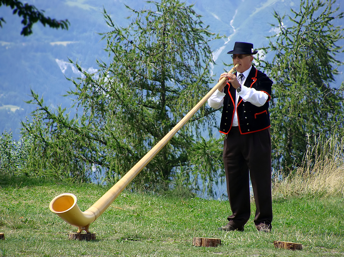 Alphorn_player_in_Wallis
